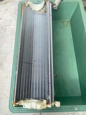 室内機を分解し内部を液相で丁寧に洗浄します